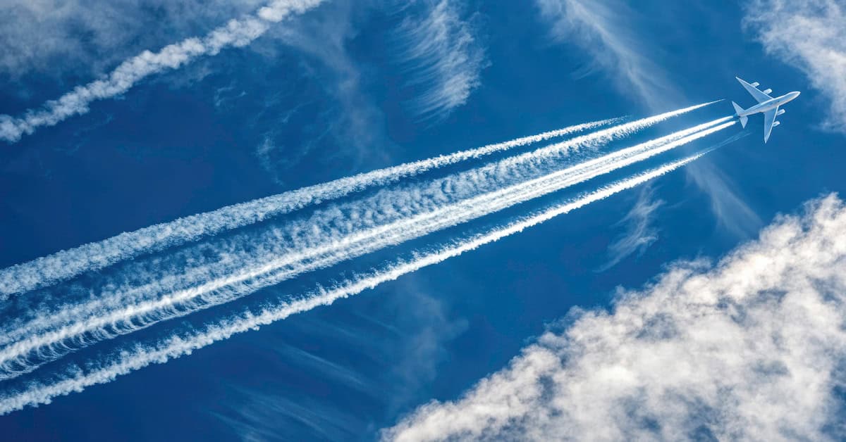 White Airplane Chemtrails in Blue Sky – Geoengineering Concept with Macro Photography Focus on Atmospheric Effects and Environmental Impact